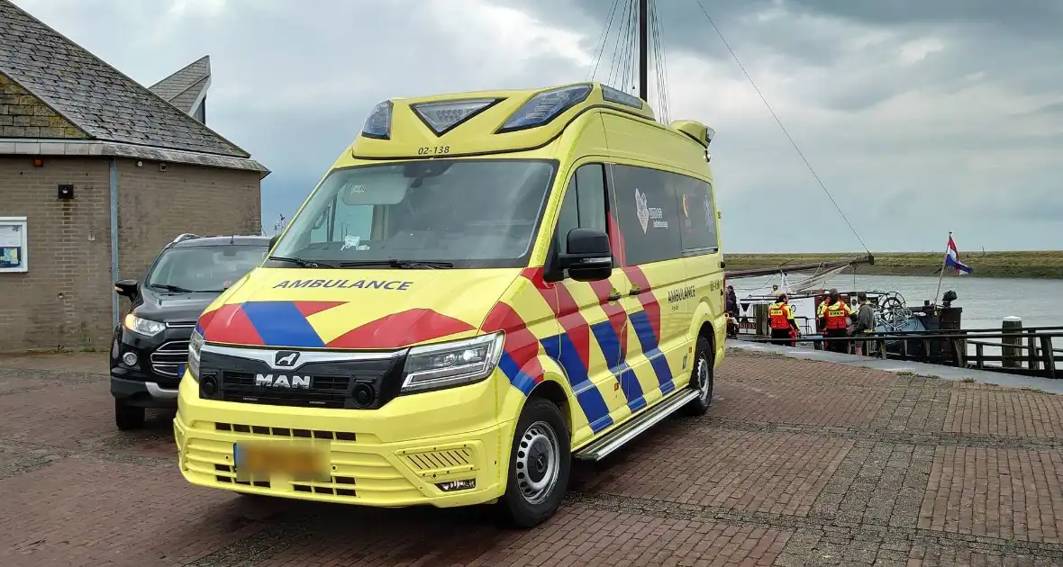 Knrm assisteert ambulancedienst bij ongeval op schip