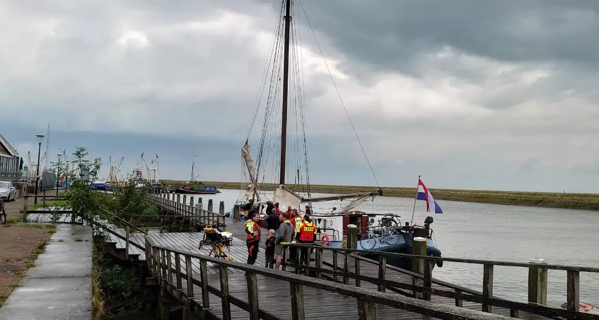 Knrm assisteert ambulancedienst bij ongeval op schip - Foto 2