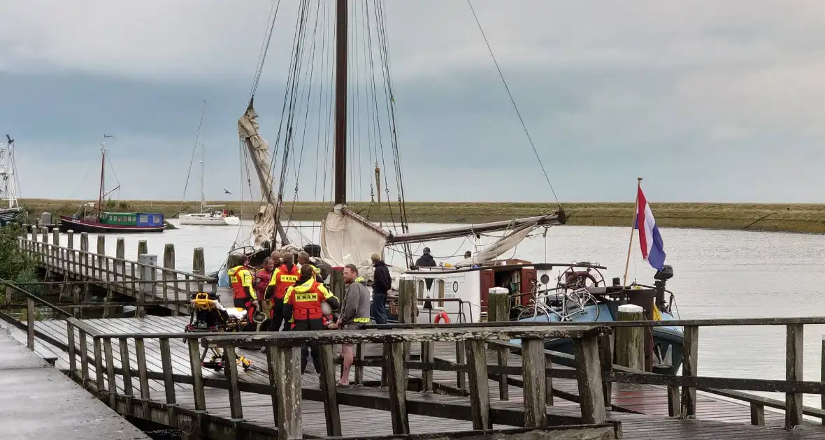 Knrm assisteert ambulancedienst bij ongeval op schip - Foto 3