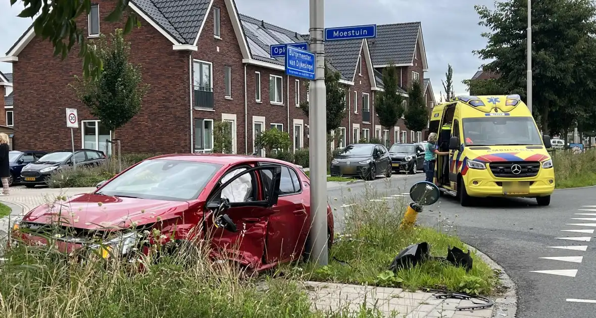 Voertuigen zwaar beschadigd na frontale botsing op kruising