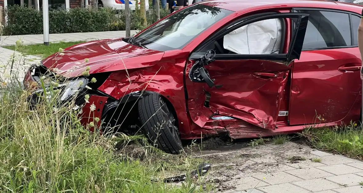 Voertuigen zwaar beschadigd na frontale botsing op kruising - Foto 1