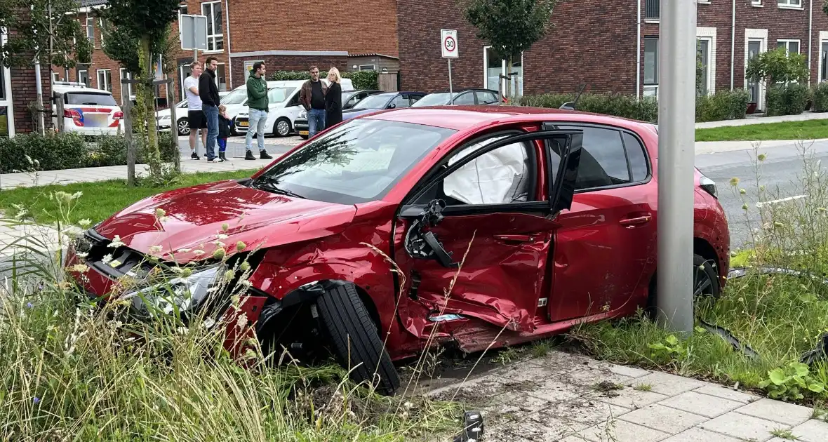 Voertuigen zwaar beschadigd na frontale botsing op kruising - Foto 2