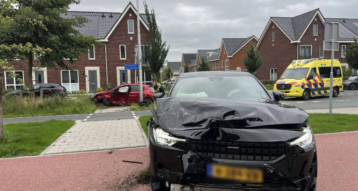 Voertuigen zwaar beschadigd na frontale botsing op kruising - Foto 3