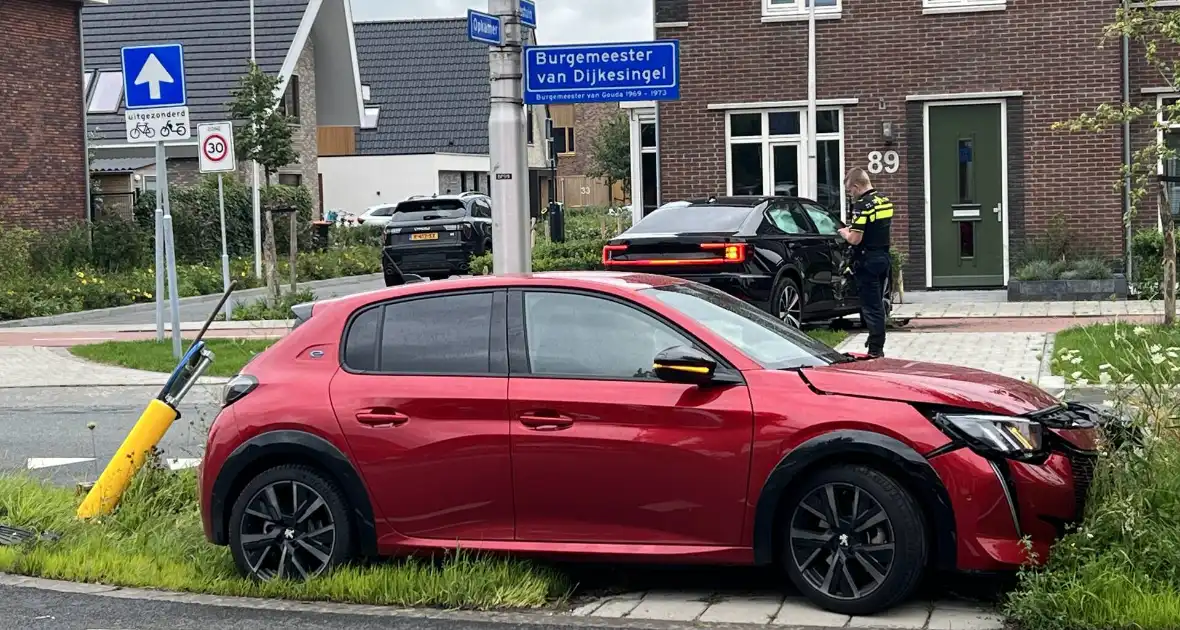 Voertuigen zwaar beschadigd na frontale botsing op kruising - Foto 4