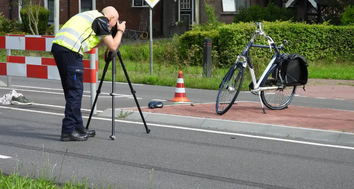 Automobilist schept fietser op oversteekplaats - Foto 12