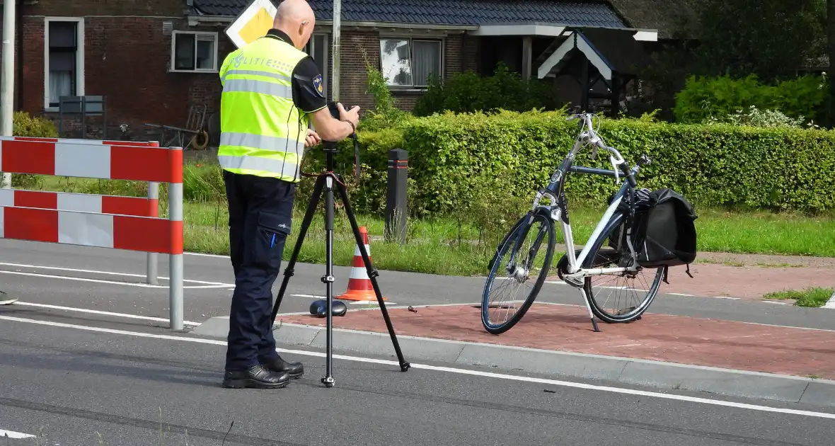 Automobilist schept fietser op oversteekplaats - Foto 13