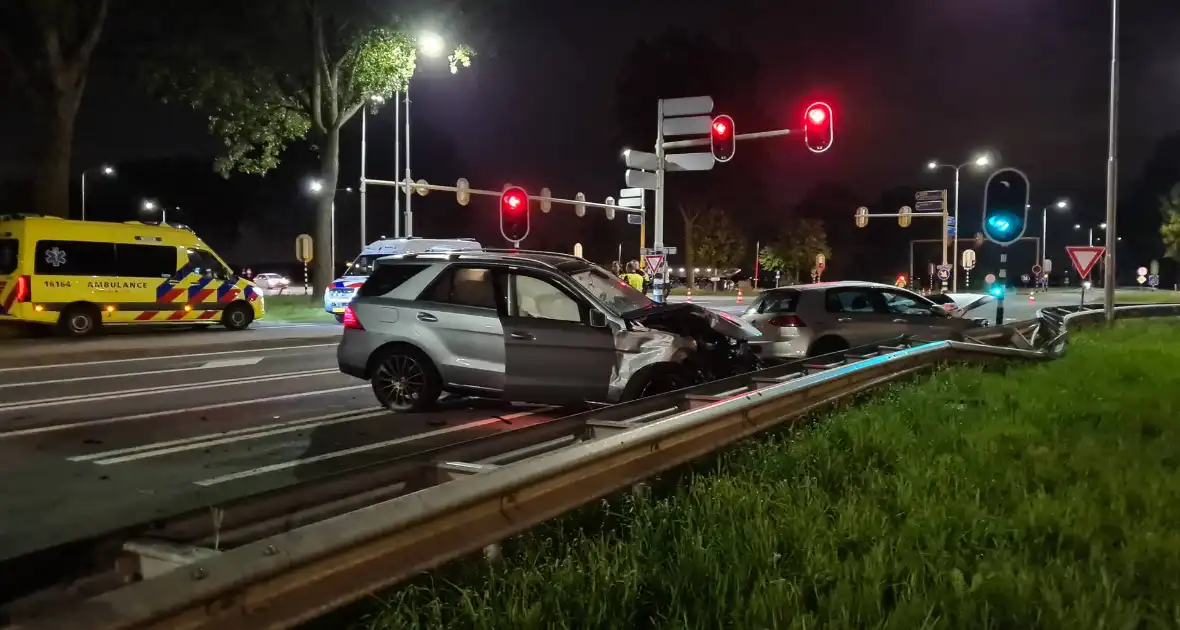 Flinke ravage na botsing tussen twee voertuigen - Foto 1