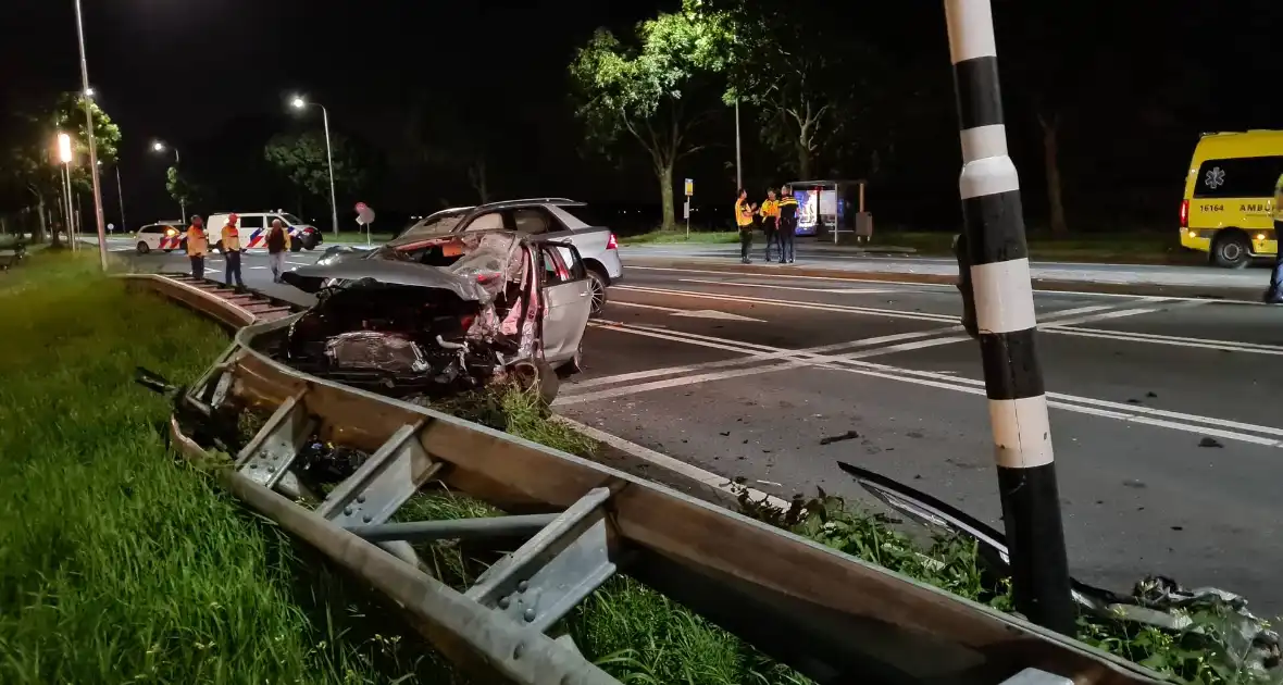 Flinke ravage na botsing tussen twee voertuigen - Foto 4