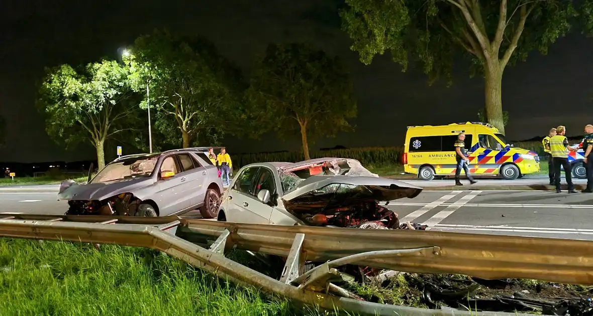 Flinke ravage na botsing tussen twee voertuigen - Foto 7