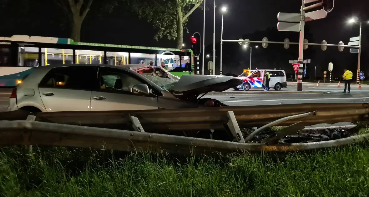 Flinke ravage na botsing tussen twee voertuigen - Foto 8