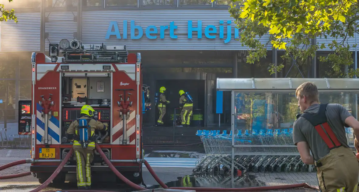 Grote uitslaande brand bij Albert Heijn
