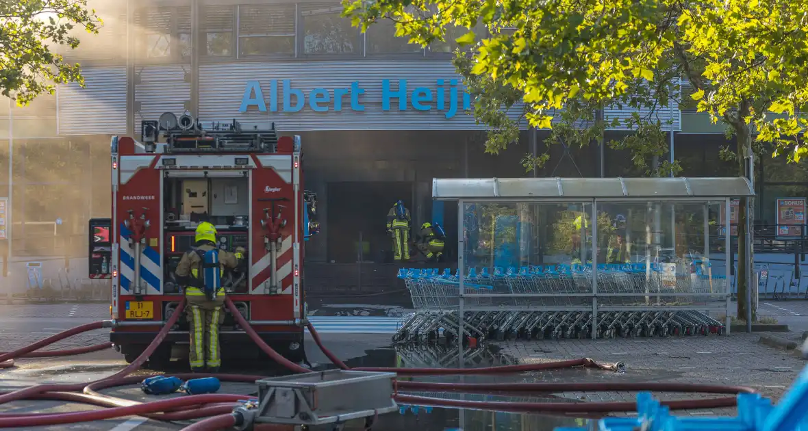 Grote uitslaande brand bij Albert Heijn - Foto 1