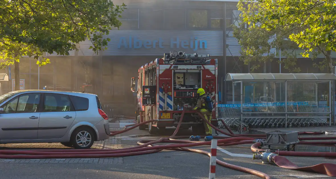 Grote uitslaande brand bij Albert Heijn - Foto 3