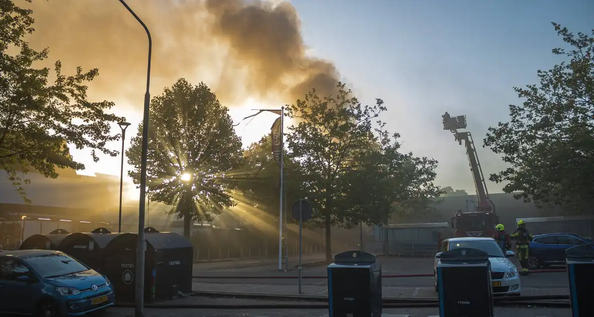 Grote uitslaande brand bij Albert Heijn - Foto 7