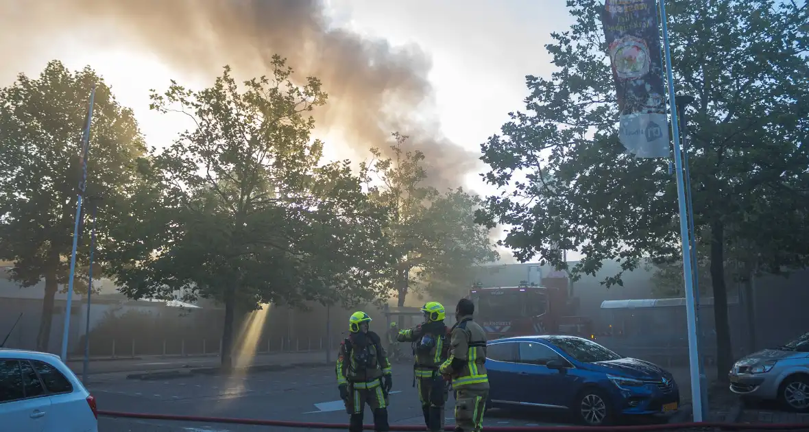 Grote uitslaande brand bij Albert Heijn - Foto 8