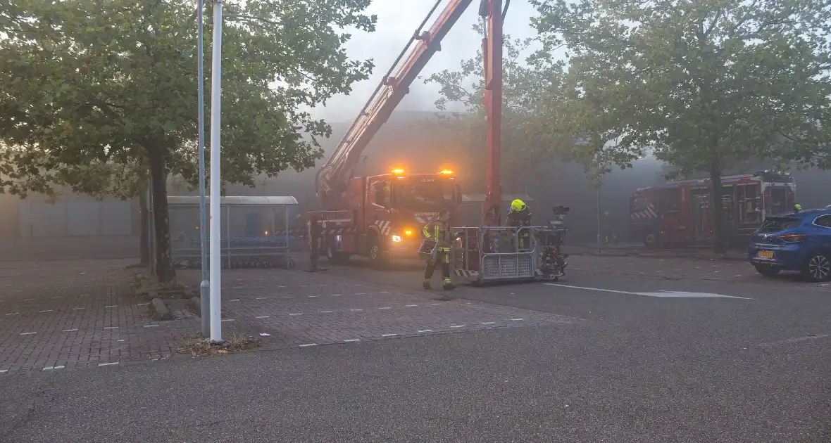 Grote uitslaande brand bij Albert Heijn - Foto 9