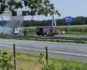 Camper gaat in vlammen op op snelweg