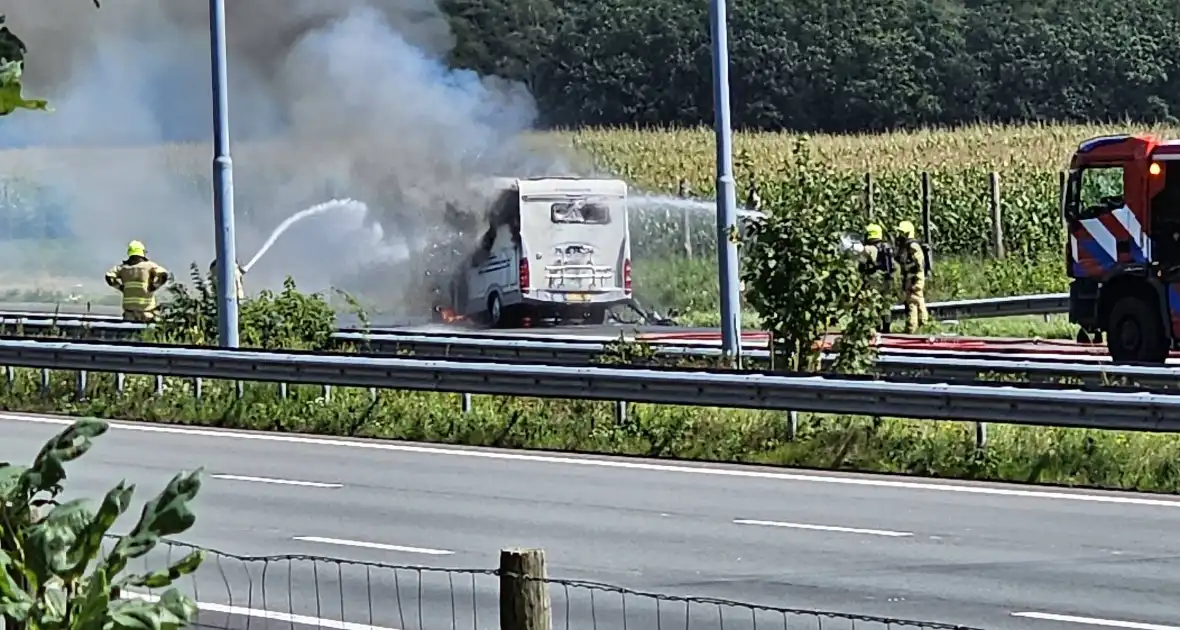 Camper gaat in vlammen op op snelweg - Foto 2