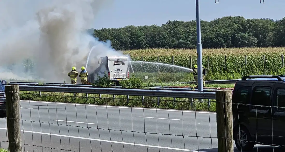 Camper gaat in vlammen op op snelweg - Foto 3