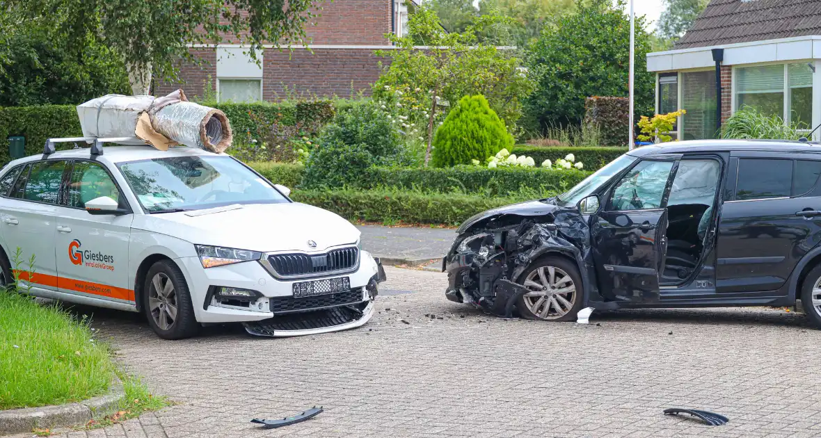 Veel schade bij botsing in Bovenmaten - Foto 1