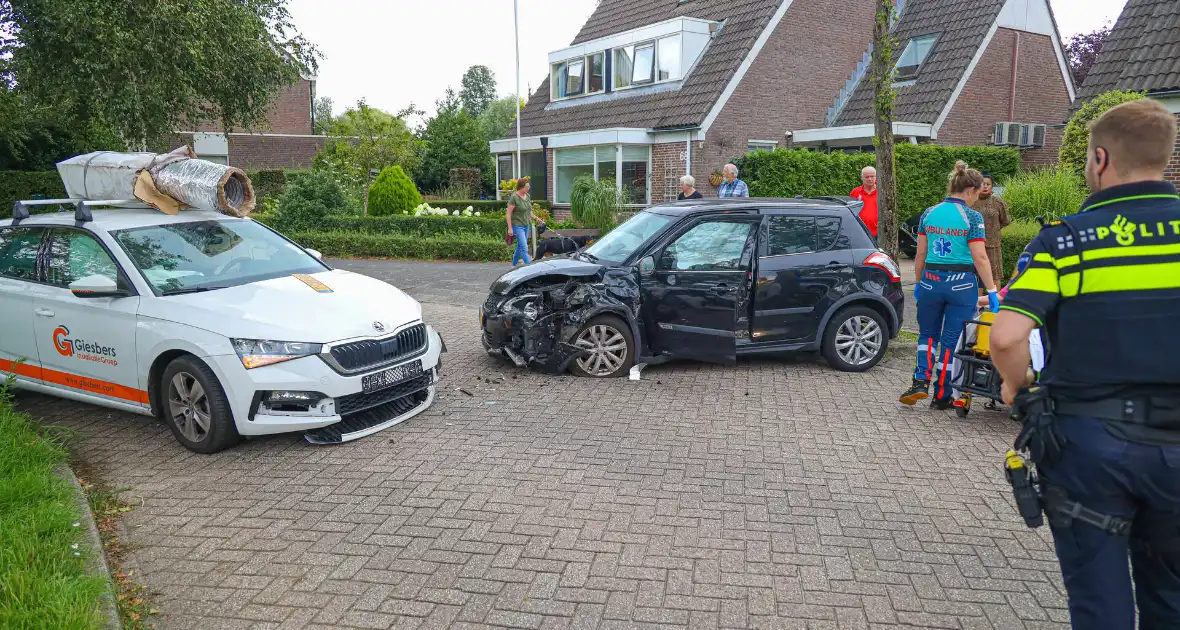Veel schade bij botsing in Bovenmaten - Foto 2