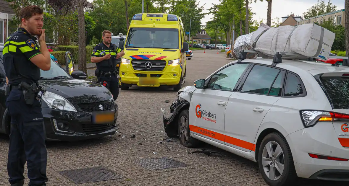 Veel schade bij botsing in Bovenmaten - Foto 3