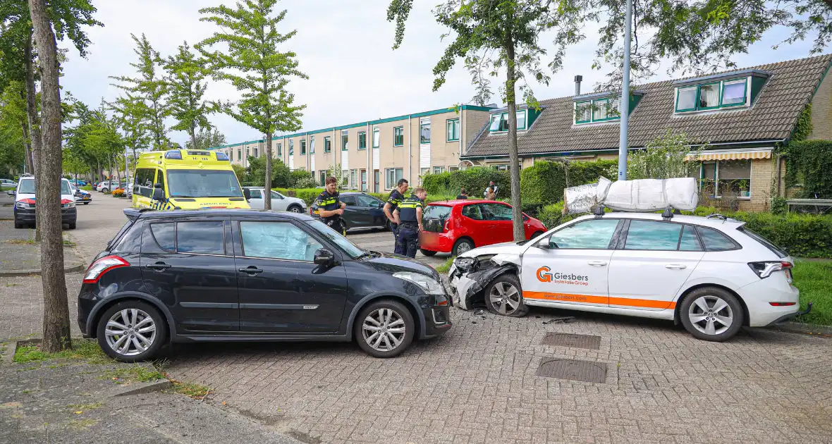 Veel schade bij botsing in Bovenmaten - Foto 6
