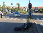 Scooterrijder ernstig gewond na frontale aanrijding