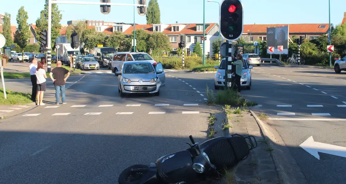 Scooterrijder ernstig gewond na frontale aanrijding