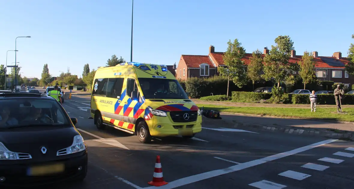 Scooterrijder ernstig gewond na frontale aanrijding - Foto 1