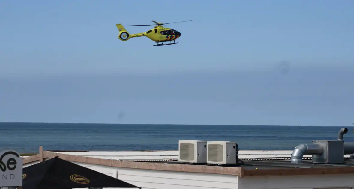 Veel bekijks bij landing traumahelikopter op strand - Foto 1