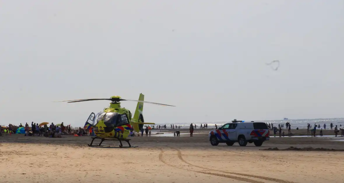 Veel bekijks bij landing traumahelikopter op strand - Foto 4