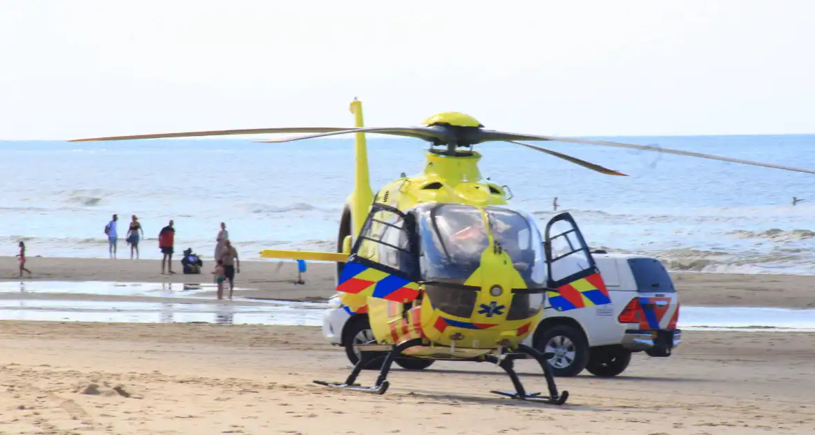 Veel bekijks bij landing traumahelikopter op strand - Foto 5