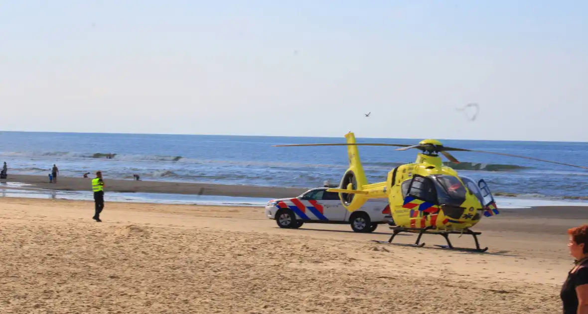 Veel bekijks bij landing traumahelikopter op strand - Foto 6