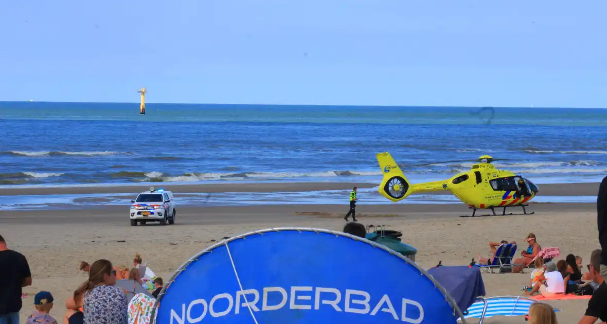 Veel bekijks bij landing traumahelikopter op strand - Foto 7