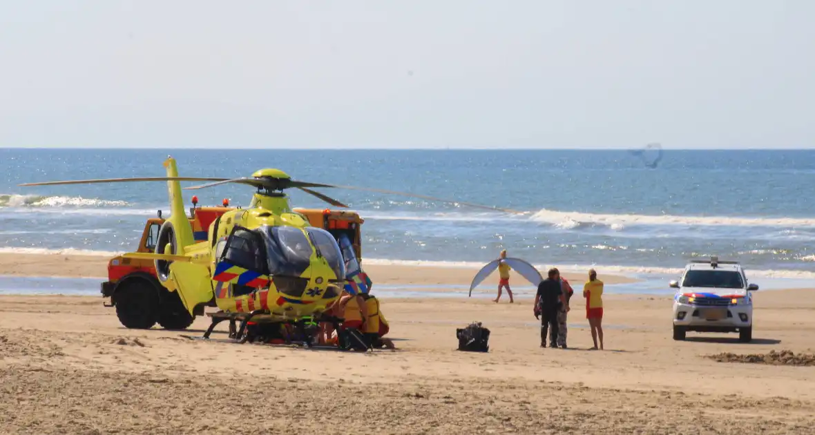 Veel bekijks bij landing traumahelikopter op strand - Foto 8