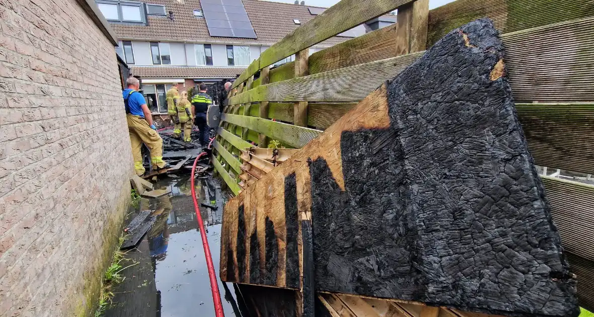 Veel schade na brand in achtertuin - Foto 1