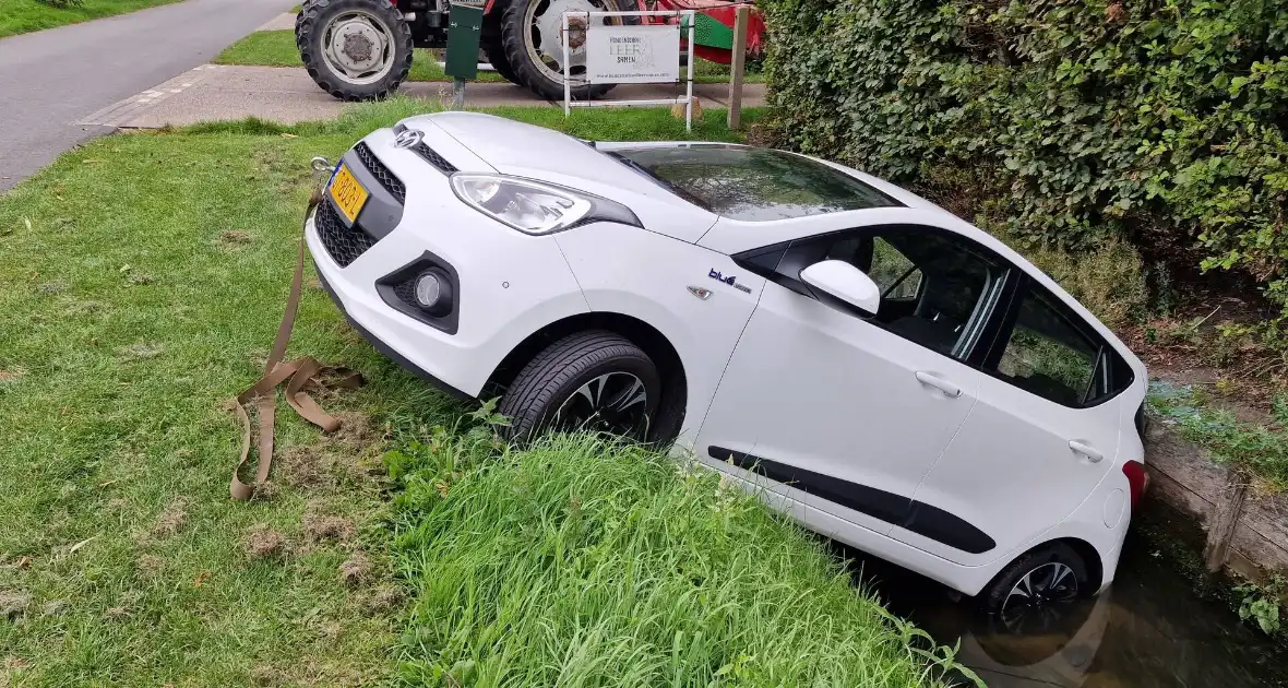 Auto rijdt achteruit de sloot in - Foto 2