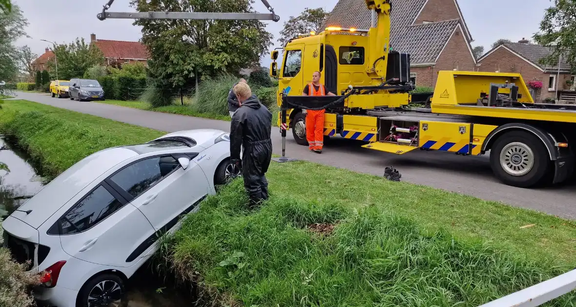 Auto rijdt achteruit de sloot in - Foto 3