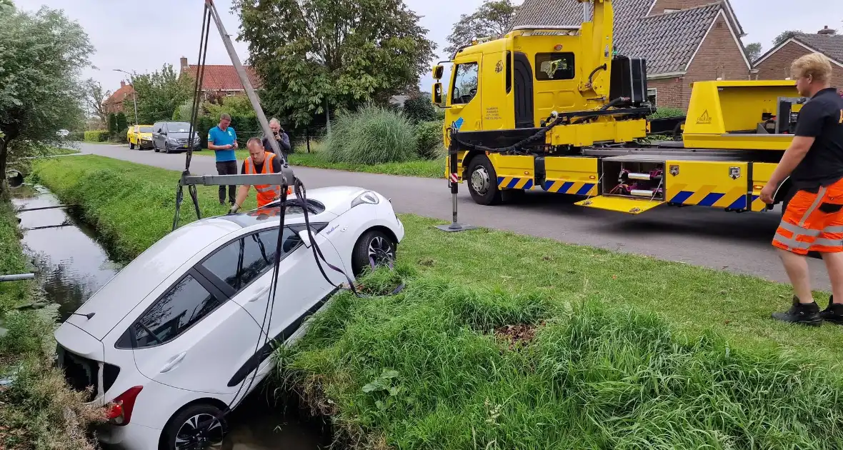 Auto rijdt achteruit de sloot in - Foto 4