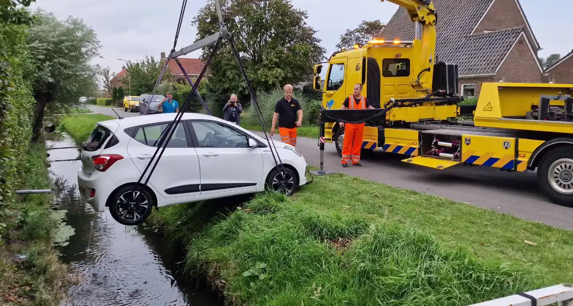 Auto rijdt achteruit de sloot in - Foto 5