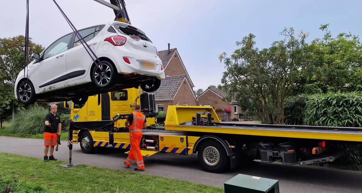 Auto rijdt achteruit de sloot in - Foto 6