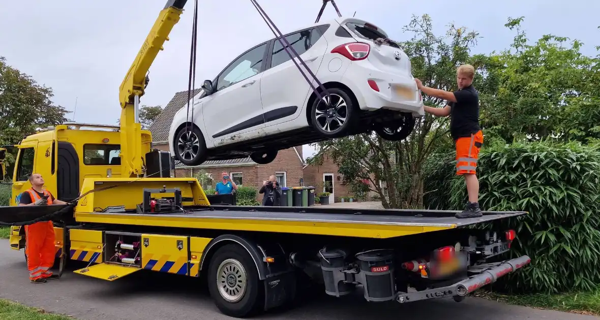 Auto rijdt achteruit de sloot in - Foto 7