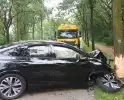 Automobilist knalt tegen boom aan