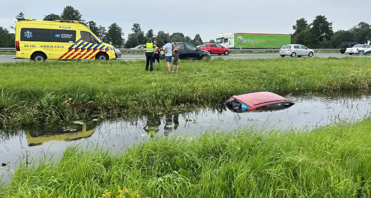 Flinke file door voertuig te water - Foto 3