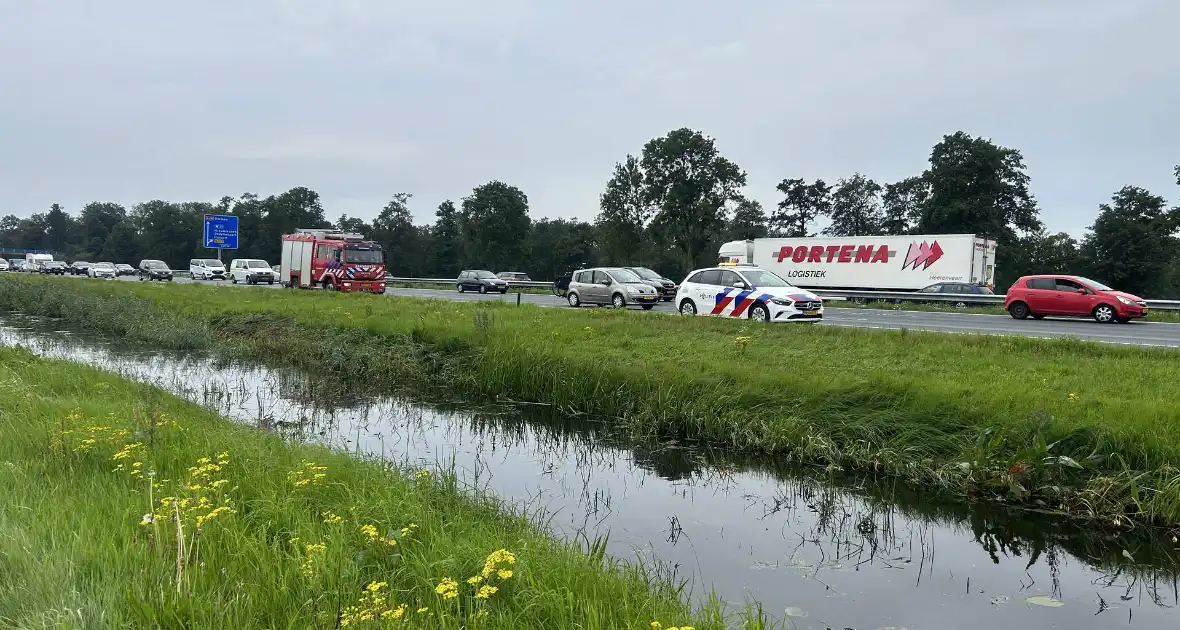 Flinke file door voertuig te water - Foto 4