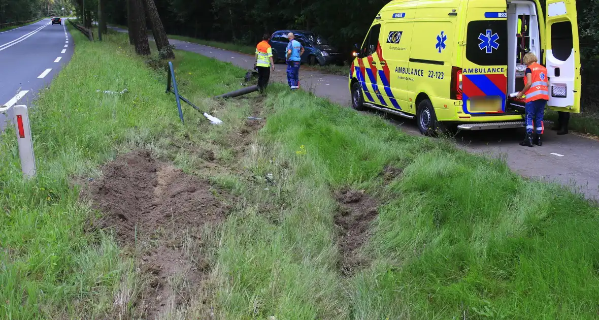 Gewonde en grote schade nadat auto van weg raakt