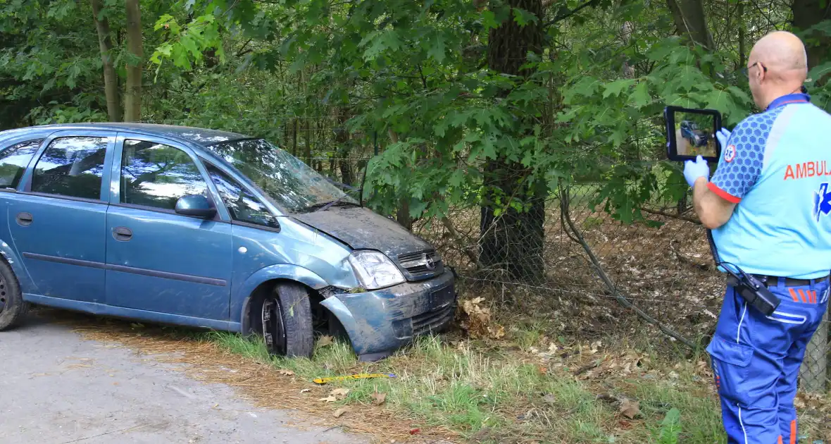 Gewonde en grote schade nadat auto van weg raakt - Foto 1