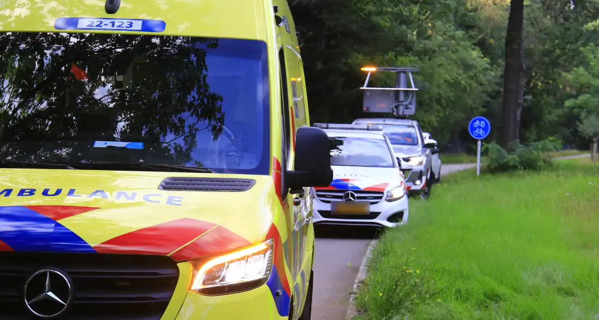 Gewonde en grote schade nadat auto van weg raakt - Foto 10