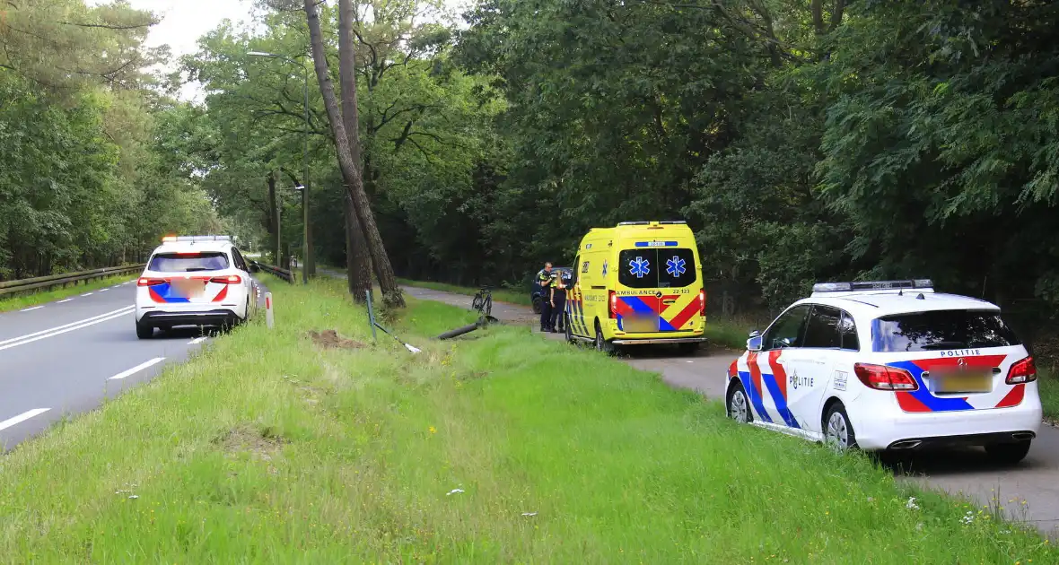 Gewonde en grote schade nadat auto van weg raakt - Foto 2